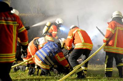 Holzstapel in Vollbrand - Flammenschein von weitem zu sehen in Schwaikheim